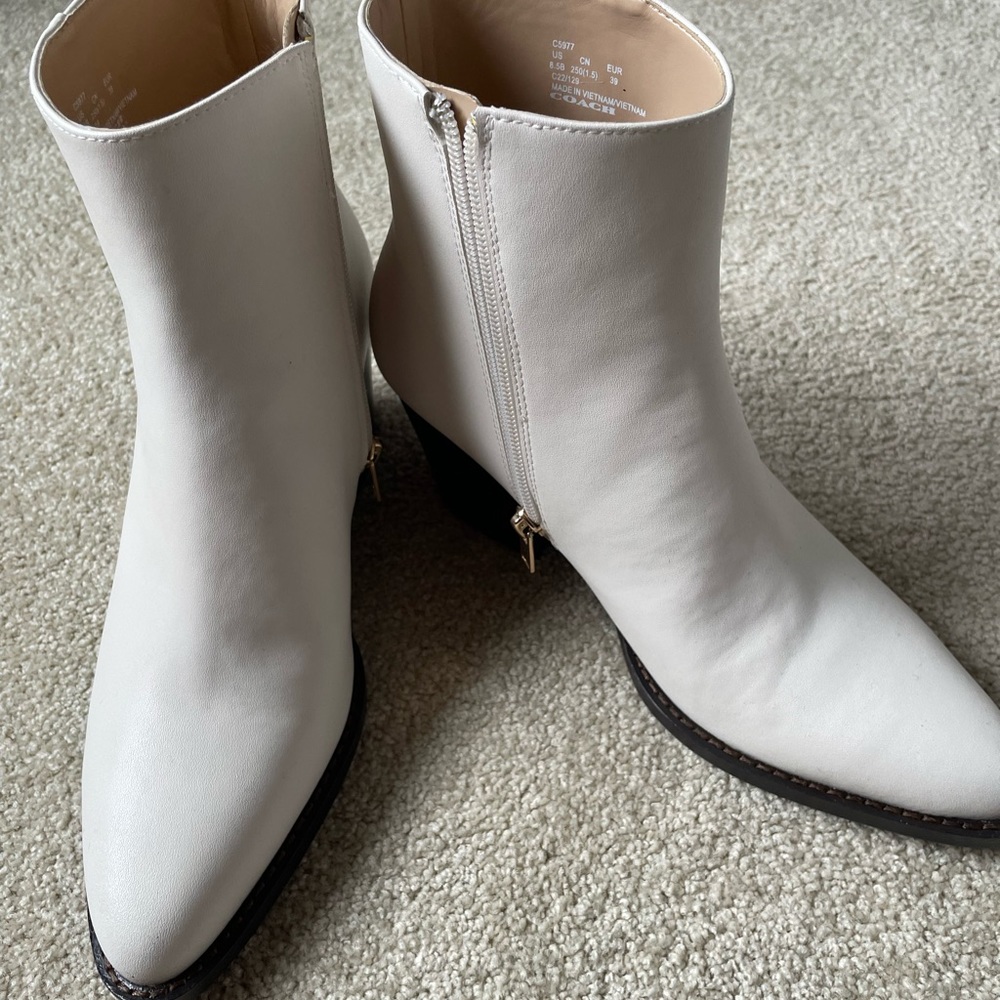 Elegant Coach ankle boots